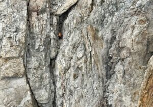 Bloccato a 3mila metri con 60 metri di vuoto sotto i piedi: salvato con una prolunga speciale del verricello