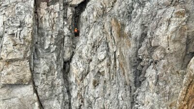 Bloccato a 3mila metri con 60 metri di vuoto sotto i piedi: salvato con una prolunga speciale del verricello