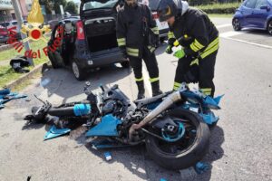 Mariano Comense, scontro tra auto e moto in via Milano: due feriti