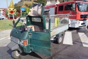 Montorfano, si ribalta con il motocarro: conducente incastrato, è in ospedale