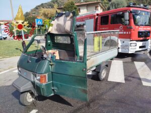 Montorfano, si ribalta con il motocarro: conducente incastrato, è in ospedale