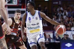 Basket, Cantù perde a Venezia: 85 a 73 il risultato finale. Vitucci: “Ci serva da lezione”