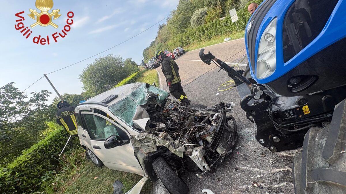 In auto contro un trattore a Ponte Lambro, morto 22enne