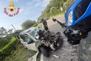 In auto contro un trattore a Ponte Lambro, morto 22enne