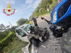 In auto contro un trattore a Ponte Lambro, morto 22enne
