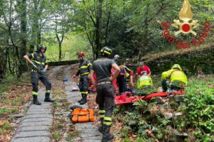 Cade in una scarpata a Faggeto Lario, soccorso ciclista di 47 anni