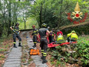 Cade in una scarpata a Faggeto Lario, soccorso ciclista di 47 anni