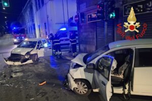 Incidente tra due auto nella notte a Como in via Dante
