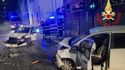 Incidente tra due auto nella notte a Como in via Dante