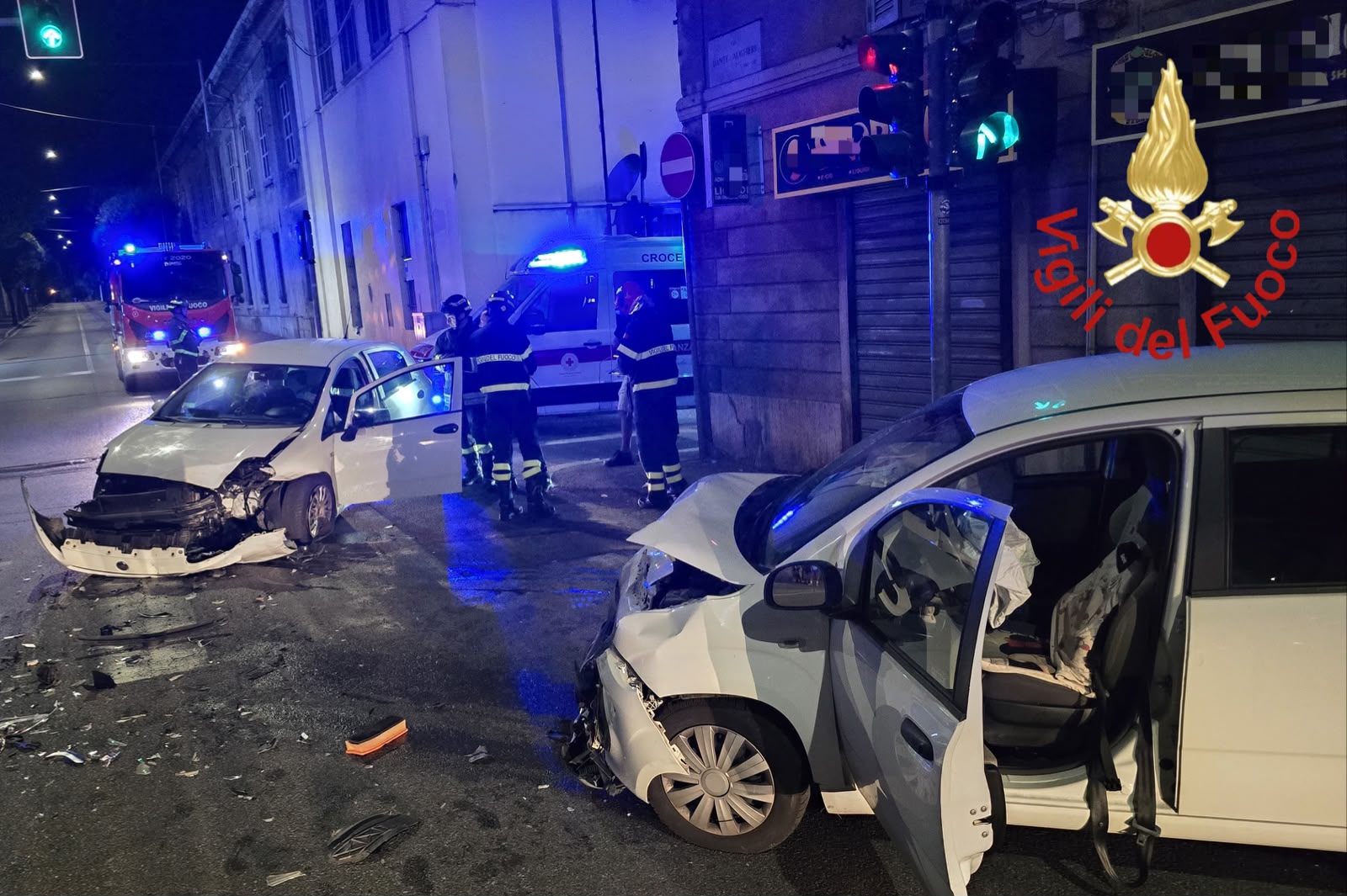 Incidente tra due auto nella notte a Como in via Dante