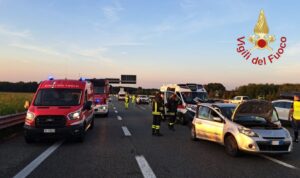 Incidente sull’A9: scontro tra due auto, tre feriti