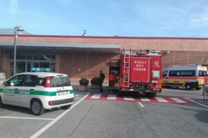 Anzano del Parco: principio d’incendio al centro commerciale, intervengono i vigili del fuoco
