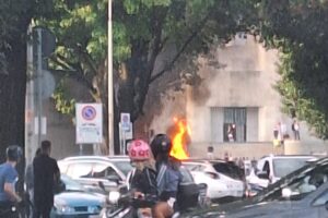 Fiamme e fumo in zona stadio, brucia il minivan. Intervento dei vigili del fuoco
