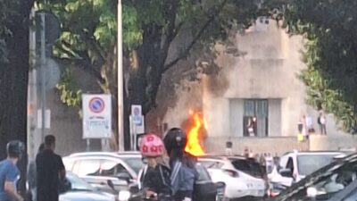 Fiamme e fumo in zona stadio, brucia il minivan. Intervento dei vigili del fuoco