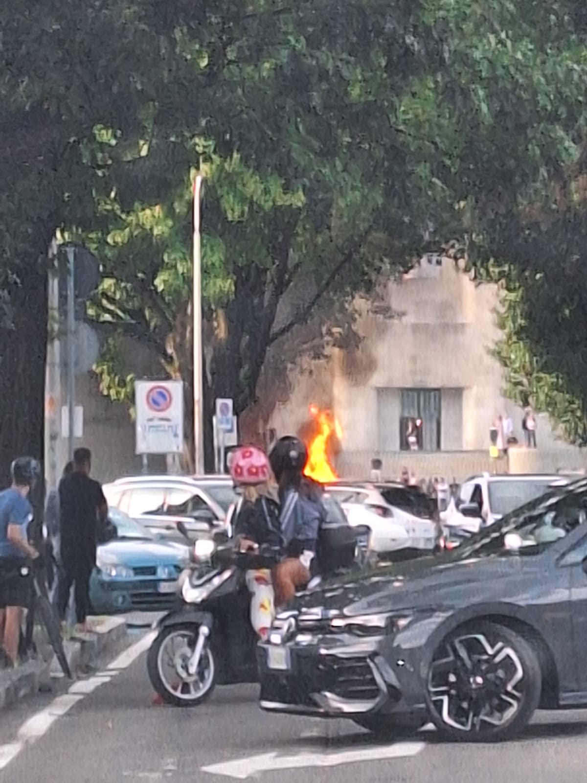 Fiamme e fumo in zona stadio, brucia il minivan. Intervento dei vigili del fuoco