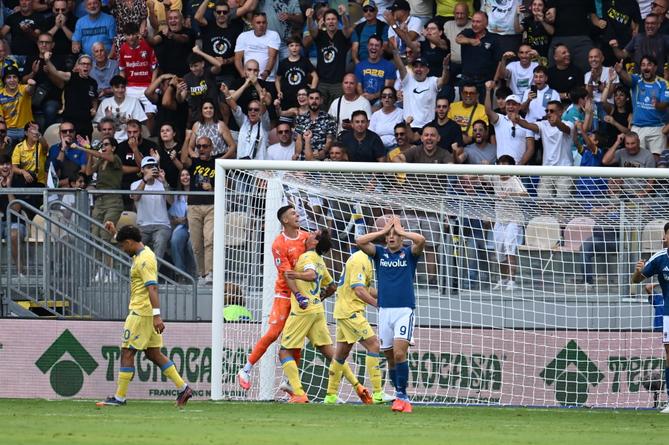 Prima battuta d’arresto per il Como di Fabregas sconfitto in trasferta 2-0 dal Frosinone