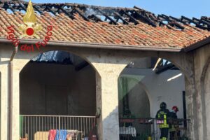 Incendio a Lambrugo, sei appartamenti inagibili. In salvo anche una donna di 107 anni