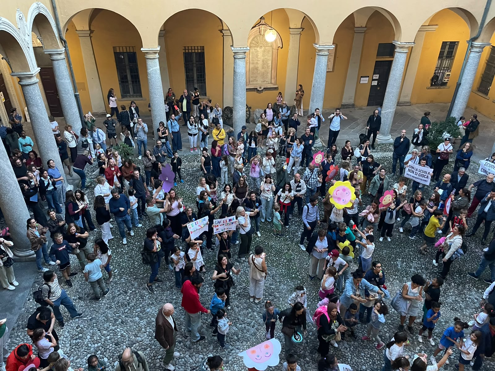 Scuole di Como, con i fischietti contro chiusure e accorpamenti: le famiglie invadono il Comune