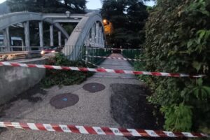 Tavernola, ponte pedonale chiuso per motivi di sicurezza