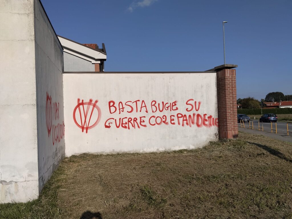 Raid nella notte al cimitero di Cermenate, scritte anarchiche e no vax sui muri. Indagini in corso