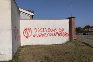 Raid nella notte al cimitero di Cermenate, scritte anarchiche e no vax sui muri. Indagini in corso