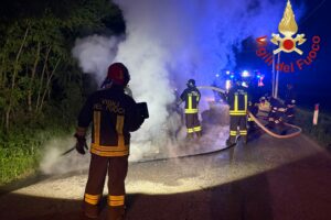 Auto in fiamme a Fenegrò, due squadre dei vigili del fuoco per spegnere l’incendio