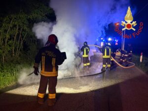 Auto in fiamme a Fenegrò, due squadre dei vigili del fuoco per spegnere l’incendio