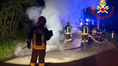 Auto in fiamme a Fenegrò, due squadre dei vigili del fuoco per spegnere l’incendio