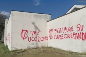 Cermenate, ripulite (in parte) le scritte no vax al cimitero. Dubbi sui responsabili