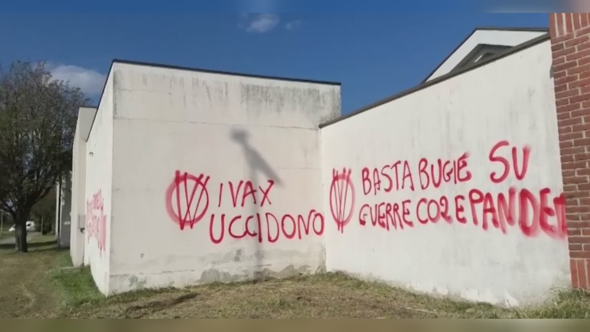 Cermenate, ripulite (in parte) le scritte no vax al cimitero. Dubbi sui responsabili