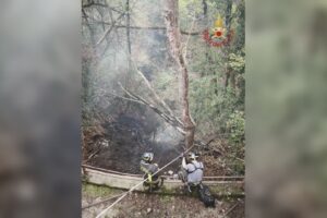 Incendio ad Asso in una zona impervia, bruciati 100 metri quadrati di vegetazione