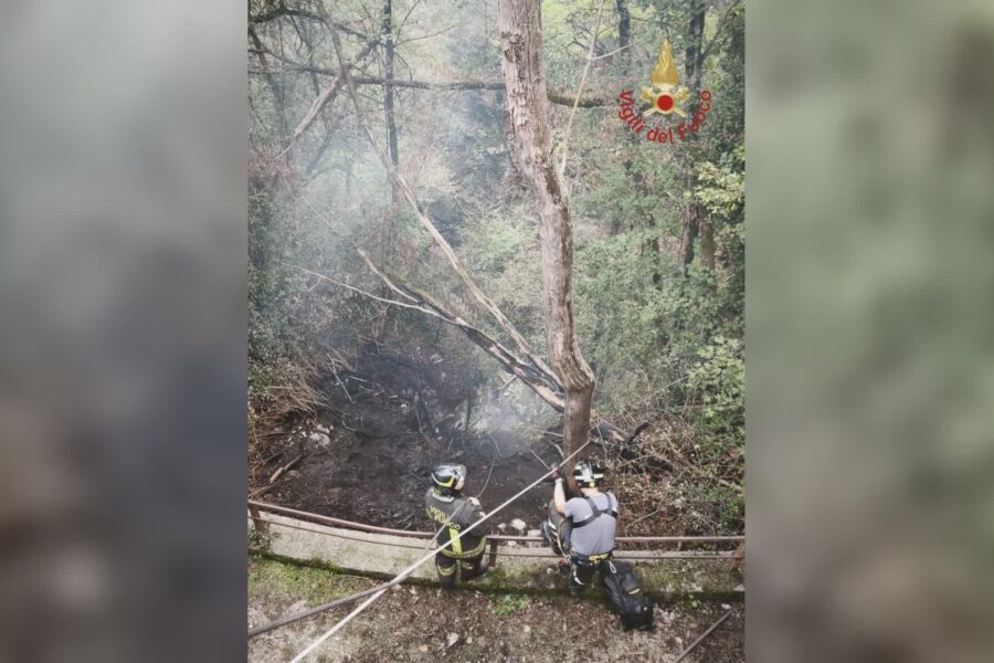 17112 Incendio ad Asso in una zona impervia bruciati 100 metri quadrati di vegetazione 1790932450