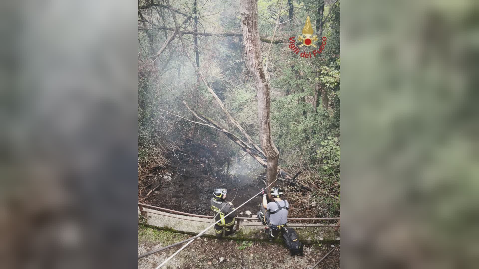 Incendio ad Asso in una zona impervia, bruciati 100 metri quadrati di vegetazione