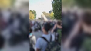 Palloncini in cielo e il rombo dei motori. I compagni salutano Gabriele