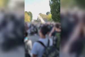 Palloncini in cielo e il rombo dei motori. I compagni salutano Gabriele