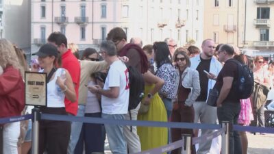 Estate senza fine sul Lario, ancora lunghe code di turisti per i battelli e le gite in barca