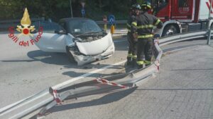 Incidente stradale a poca distanza dall’ospedale Sant’Anna, tre persone coinvolte