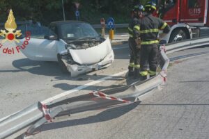 Incidente stradale a poca distanza dall’ospedale Sant’Anna, tre persone coinvolte