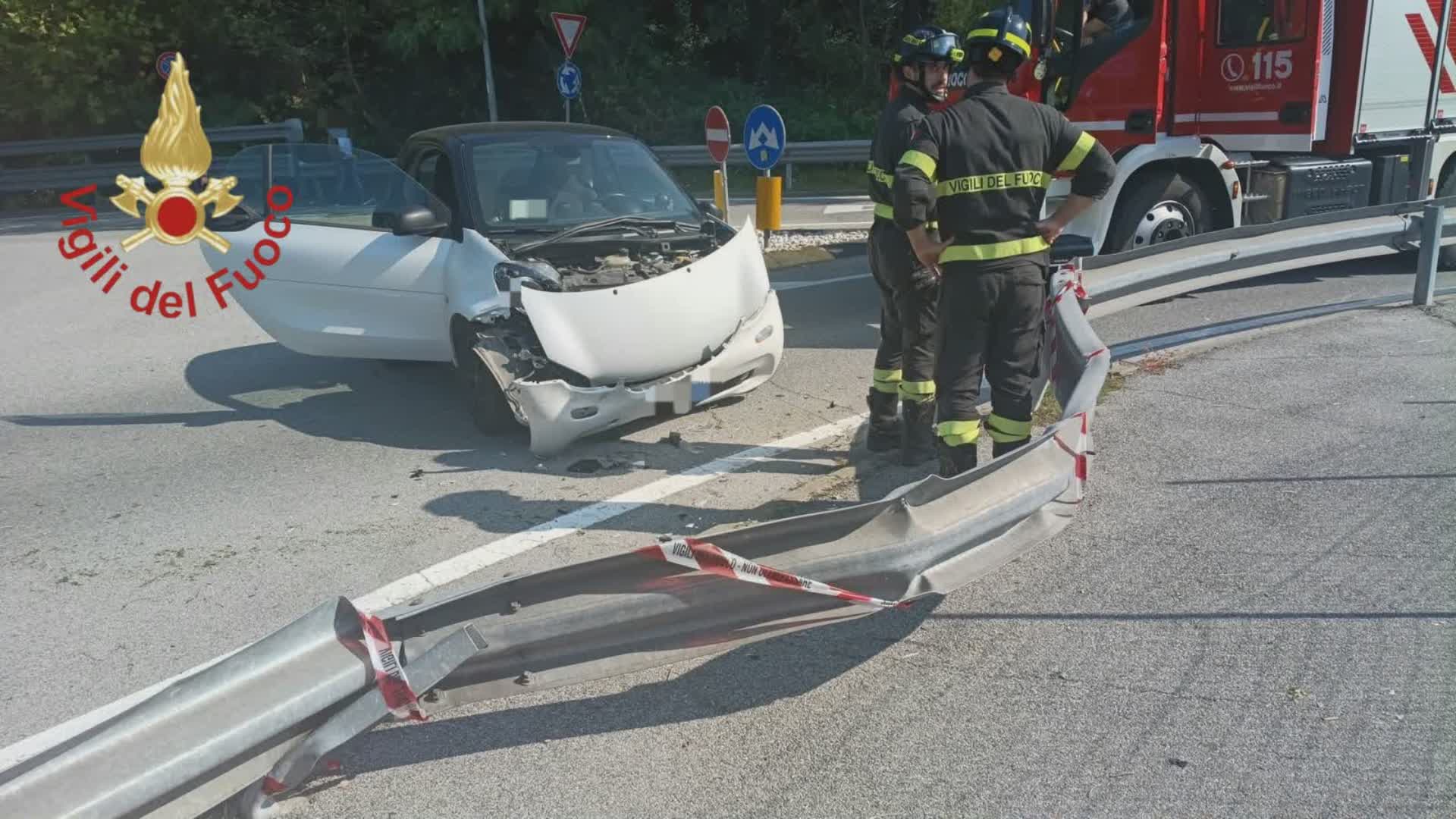 Incidente stradale a poca distanza dall’ospedale Sant’Anna, tre persone coinvolte