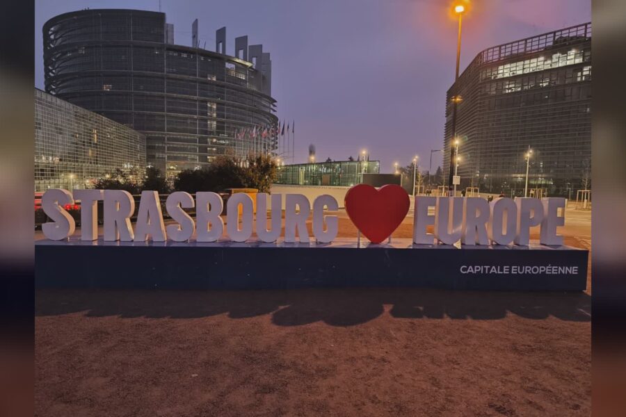 17451 Dai banchi di scuola a quelli del Parlamento europeo studenti del Carlo Porta di Erba a Strasburgo 1791380904