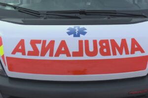Locate Varesino, cade da una catasta di legna, gravissimo 79enne