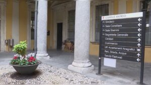 Scuole di Como, Molinari replica al sindaco. Avs: “Sull’istruzione non si taglia”