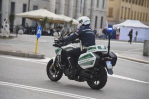 Fiocco azzurro durante il giro di Lombardia, la polizia locale scorta i genitori in ospedale