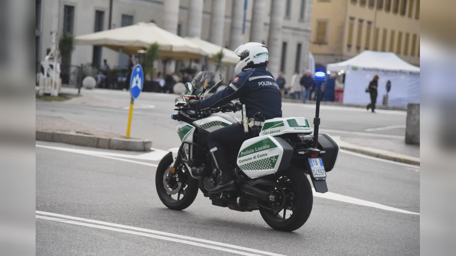 Fiocco azzurro durante il giro di Lombardia, la polizia locale scorta i genitori in ospedale