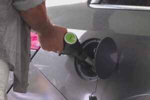 Benzina, dove regge ancora il tetto ai prezzi. A Como due benzinai su tre sotto i 2 euro al litro
