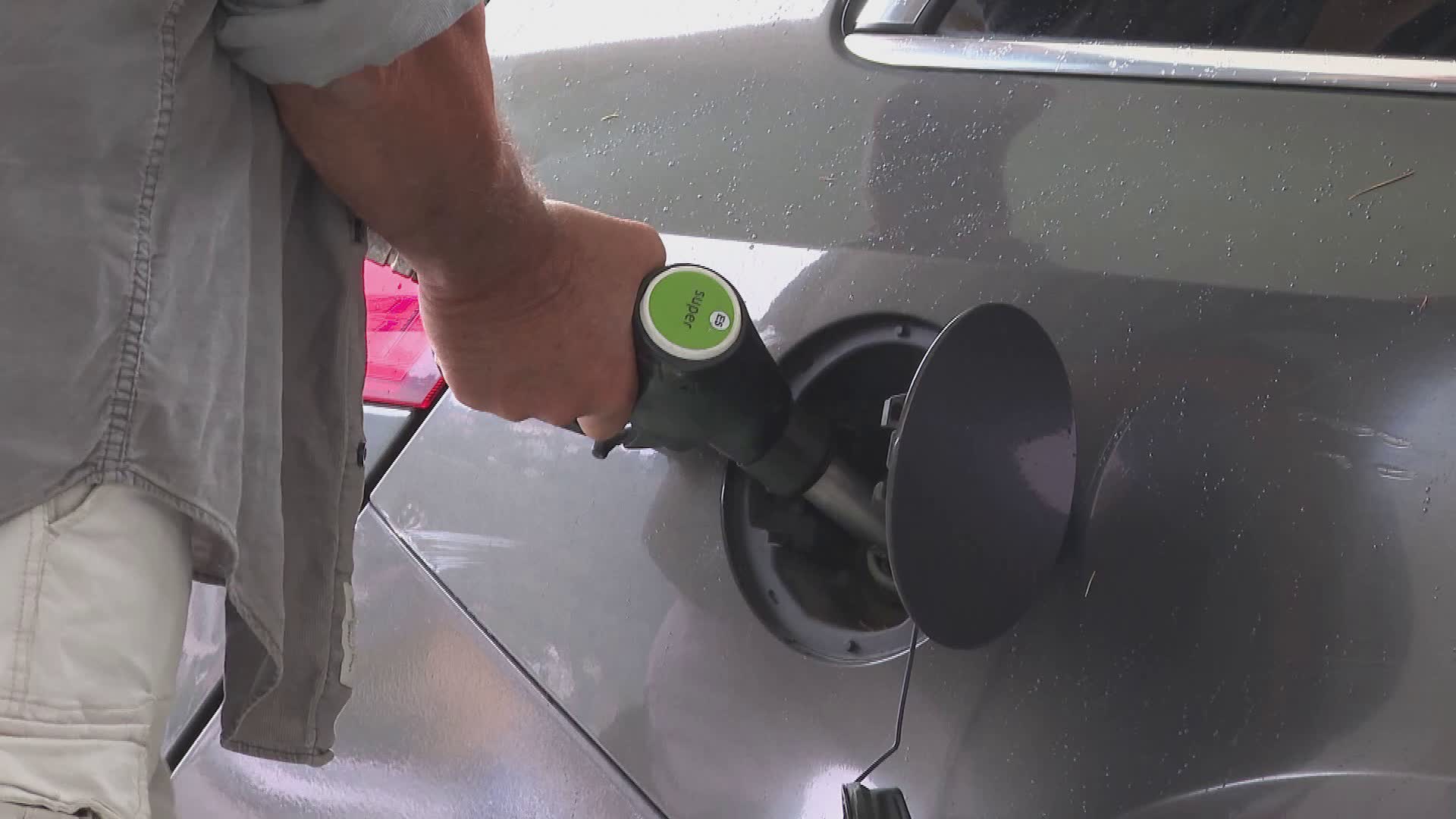 Benzina, ecco dove regge ancora il tetto ai prezzi. A Como due benzinai su tre sotto i 2 euro al litro