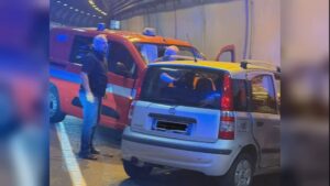 Incidente nella galleria di Cernobbio, grave una 21enne. Feriti tre vigili del fuoco