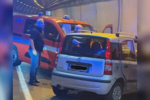 Incidente nella galleria di Cernobbio, grave una 21enne. Feriti tre vigili del fuoco