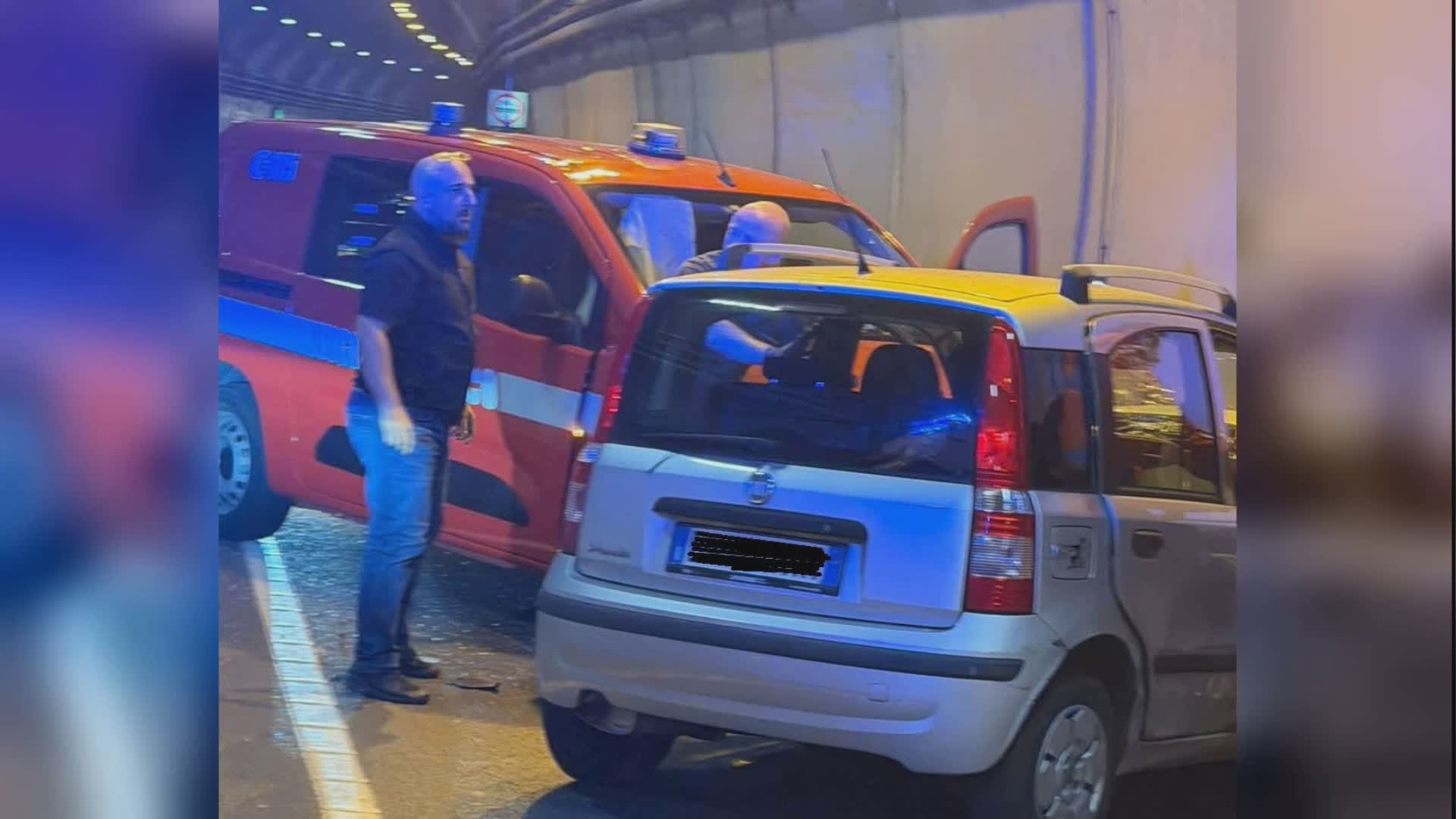 Incidente nella galleria di Cernobbio, grave una 21enne. Feriti tre vigili del fuoco
