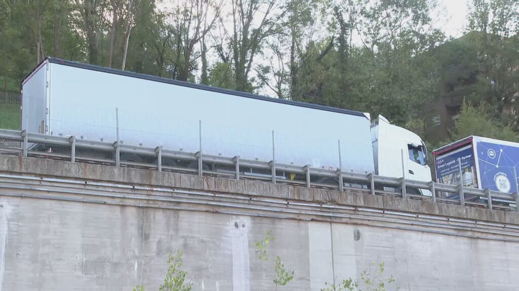 Code chilometriche di camion verso la Svizzera, problemi al traffico in zona dogana